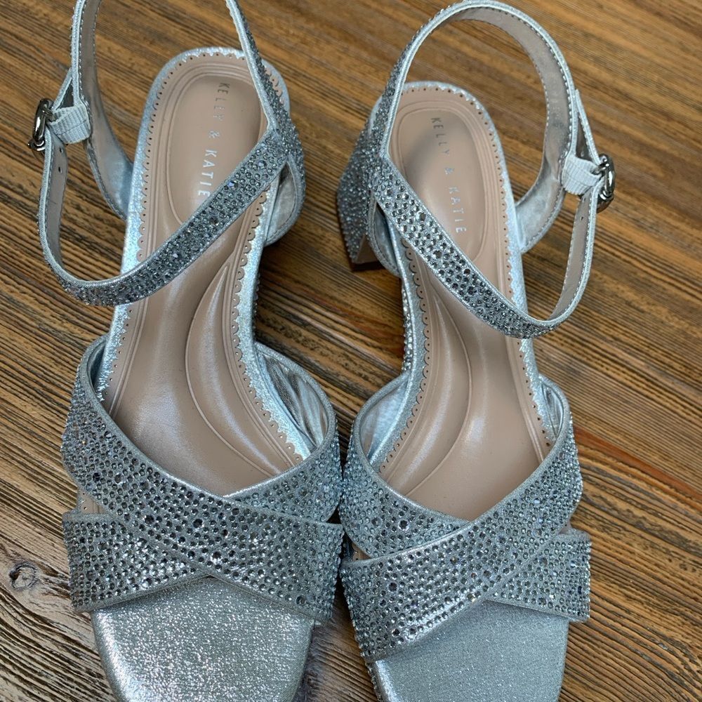 Kelly & Katie Silver Glitter Sandals NWOT - Picture 14 of 16